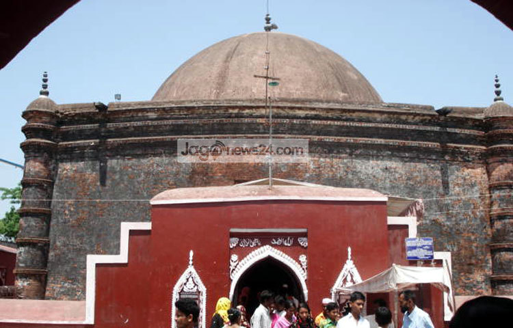 মাজার পরিদর্শন করতে আশা মানুষের ভিড়। ছবি : শওকত আলী বাবু।