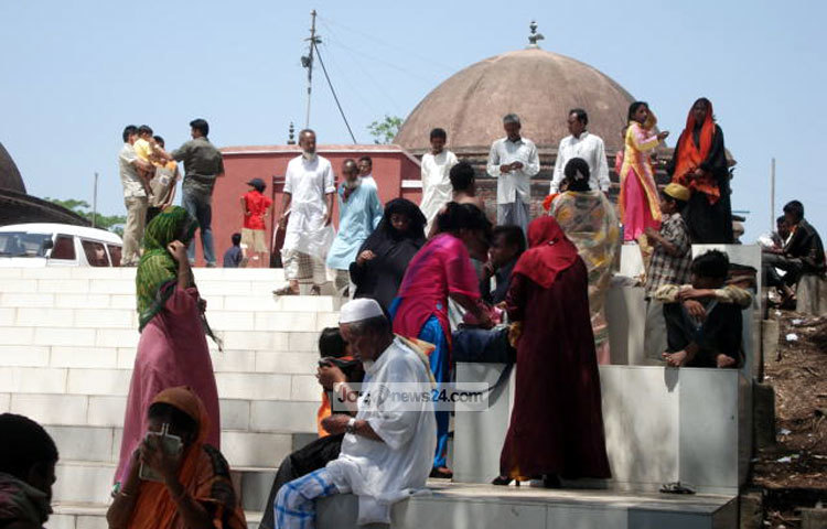 মানুষের মনের বাসনা পূরণ, রোগ মুক্তিসহ বিভিন্ন প্রত্যাশা নিয়ে এখানে প্রতিদিন মাজার জিয়ারত করতে আসেন অগনন মানুষ। ছবি : শওকত আলী বাবু।