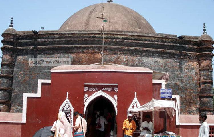 হযরত খান জাহান আলীর পিতার নাম আকবর খাঁ এবং মাতার নাম আম্বিয়া বিবি। ধারণা করা হয় তার পুর্বপুরুষগণ তুরষ্কের অধিবাসী ছিলেন। ছবি : শওকত আলী বাবু।