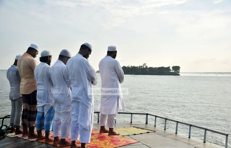 হাওরের মানুষ তাদের দৈনন্দিন কাজের জন্য এক এলাকা থেকে অন্য এলাকায় যাওয়ার জন্য ট্রলার ব্যবহার করে থাকে। নামাজের সময় হয়ে যাওয়ায় ট্রলারেই নামাজ পড়ছেন মুসল্লিরা। ছবি : মাহবুব আলম।&nbsp;