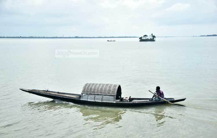 হাওর নয় যেন বড় কোনো নদীর অথৈ জলরাশি। জলরাশিতে ছুটে চলছে নৌকা। ছবি : মাহবুব আলম।