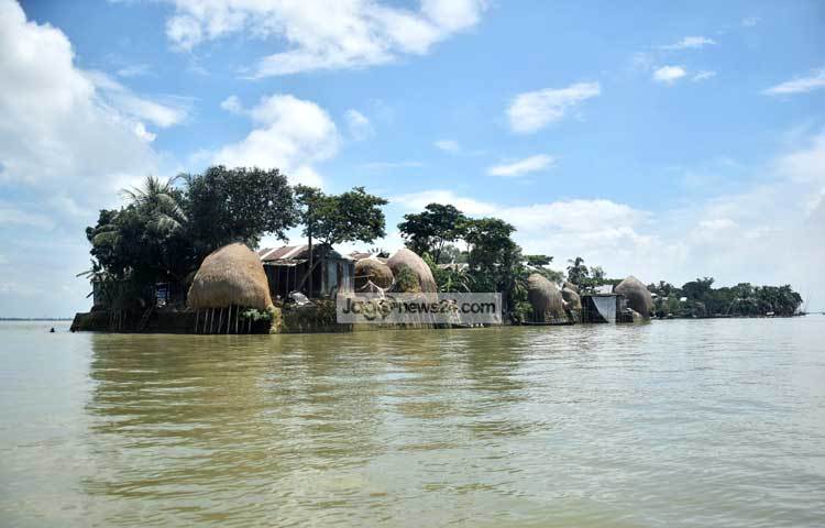 কিশোরগঞ্জের এসব হাওরের মানুষ বছরের প্রায় ছয় মাস পানিবন্দি থাকে। ছবি : মাহবুব আলম।