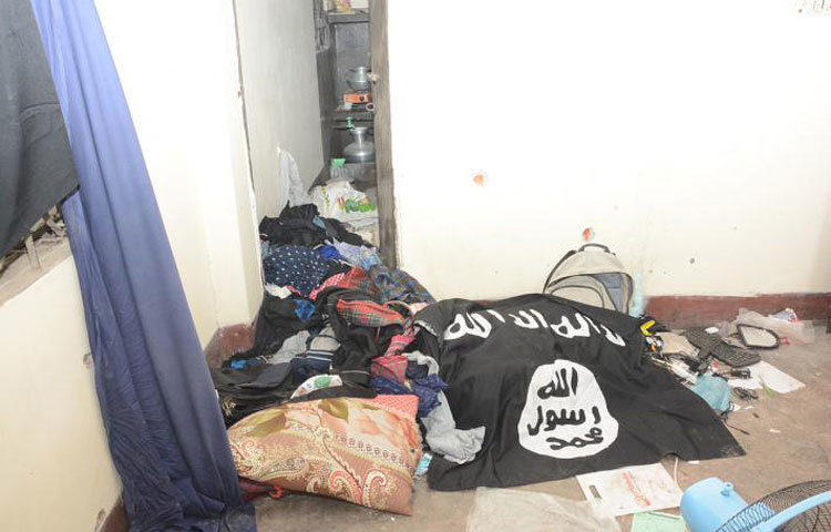 জঙ্গিরা আইএসের একটি পতাকা দিয়ে একটি জানালা ঢেকে রেখেছিলো। 