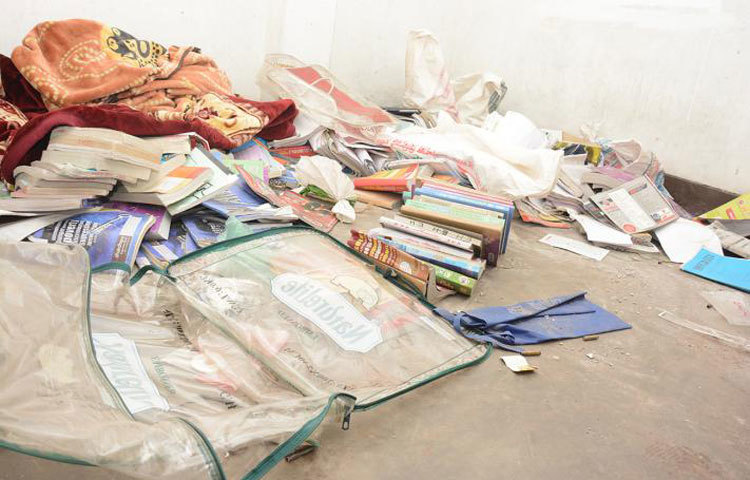 জঙ্গি অভিযানের পরে বেশ কিছু ল্যাপটপ, কম্পিউটার ও আইএস এর পতাকা উদ্ধার করেছে পুলিশ।