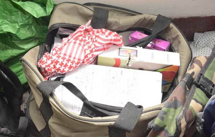 বাসার কোণায় একটি তাকের মধ্যে দুই ক্যান শেভিং ফোম, একটি টুথব্রাশ আর একটি স্কার্ফ পাওয়া গেছে। 