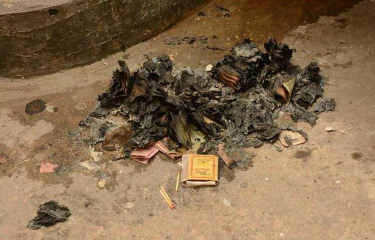 জঙ্গিরা বেশ কিছু জরুরি দলিলপত্র পুড়িয়ে ফেলে পুলিশের নাগালে ধরা পড়ার আগেই। 