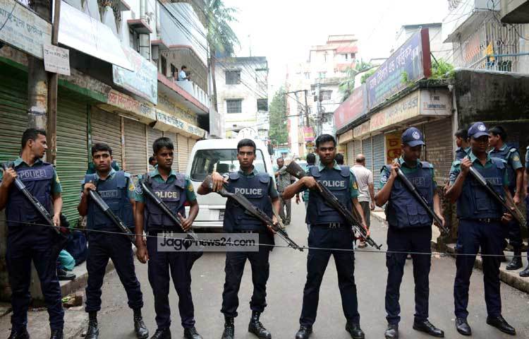 রাজধানীর কল্যাণপুরে যৌথ বাহিনীর অভিযানে গোলাগুলিতে সন্দেহভাজন ৯ জঙ্গি নিহত হয়েছেন। আজ ভোরে কল্যাণপুরের পাঁচ নম্বর রোডের &lsquo;জাহাজ বাড়ি&rsquo; নামক একটি বাড়িতে ঘণ্টাব্যাপী এ অভিযান চলে। ছবি : বিপ্লব দিক্ষিৎ।