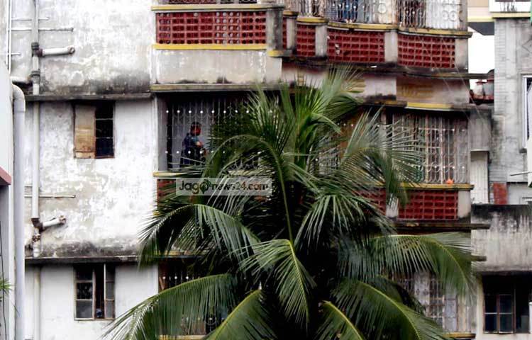 রাজধানীর কল্যাণপুরের এই বাড়িতে জঙ্গিরা আস্তানা তৈরি করেছিলো। আজ সকালে এই জঙ্গি আস্তানায় অভিযান চালানো হয়। ছবি : বিপ্লব দিক্ষিৎ।