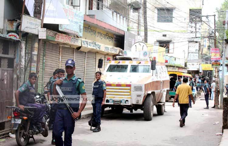 কল্যাণপুরে যৌথ বাহিনীর অভিযানের নাম দেয়া হয়েছে &lsquo;অপারেশন স্ট্রম ২৬।&rsquo; পুলিশ ঘটনাস্থল থেকে একজঙ্গিকে গুলিবিদ্ধ অবস্থায় আটক করেছে। তাকে ঢাকা মেডিকেল কলেজ হাসপাতালে ভর্তি করা হয়েছে। ছবি : বিপ্লব দিক্ষিৎ।