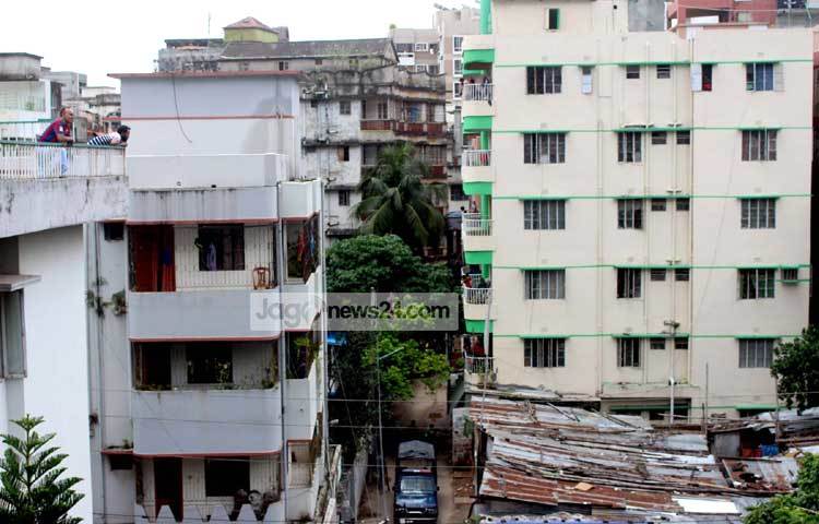 কল্যাণপুরের এই জঙ্গি আস্তানার কাছে রয়েছে র&zwnj;্যাবের অফিস। কিন্তু আইন শৃঙ্খলা রক্ষাকারী বাহিনীর নাকের ডগায় জঙ্গিরা তাদের কার্যক্রম চালিয়েছে। ছবি : বিপ্লব দিক্ষিৎ।