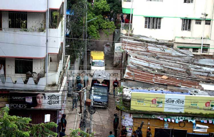 এই বাড়িতে বছর খানেক আগেও জঙ্গি ধরা পড়েছিলো। এলাকাসাবীর প্রশ্ন,-এই বাড়িটিতে বারবার কেন জঙ্গিরা আস্তানা গড়ে তুলছে? ছবি : বিপ্লব দিক্ষিৎ।