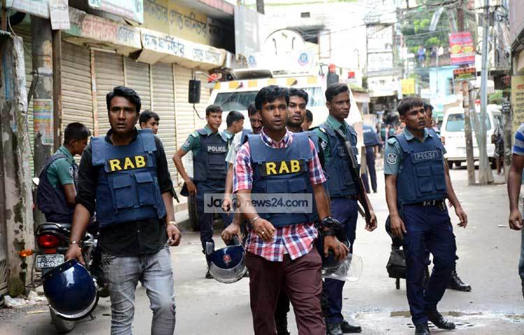 পুলিশের আইজি শহীদুল হক অপারেশন পরবর্তী এক প্রেসব্রিফিংয়ে বলেন, নিহতরা সবাই জঙ্গি। এরা গুলশানের হামলাকারীদের একই গ্রুপের সদস্য হতে পারে। ছবি : বিপ্লব দিক্ষিৎ।