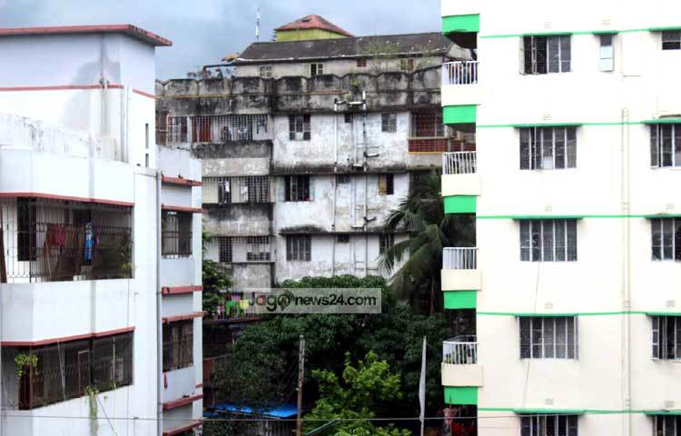 কল্যাণপুরের এই বাড়িতে যৌথ বাহিনীর অভিযানে গোলাগুলিতে সন্দেহভাজন ৯ জঙ্গি নিহত হয়েছেন। আজ ভোরে কল্যাণপুরের পাঁচ নম্বর রোডের &lsquo;জাহাজ বাড়ি&rsquo; নামক একটি বাড়িতে ঘণ্টাব্যাপী এ অভিযান চলে। ছবি : বিপ্লব দিক্ষিৎ।
