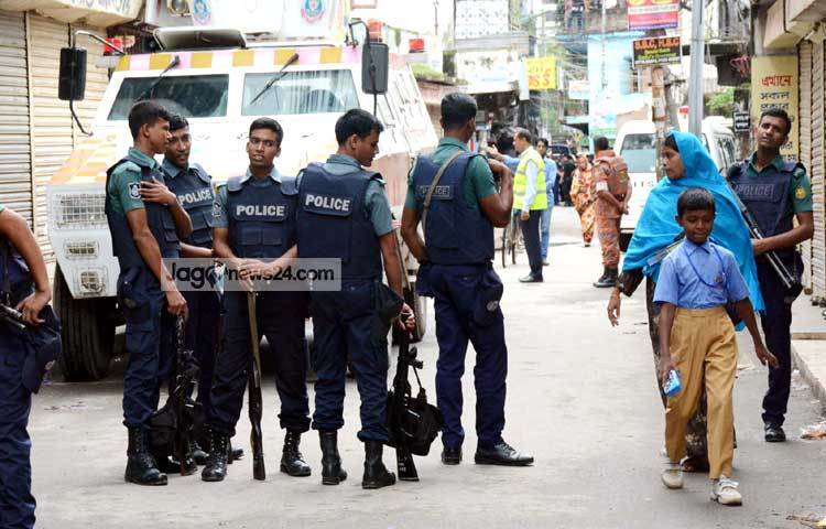 নিহত জঙ্গিরা গুলশানের মতো কোনো ধরনের নাশকতামূলক কর্মকাণ্ড ঘটানোর লক্ষ্যে জড়ো হয়েছিল। সিআইডির ক্রাইম সিন ঘটনাস্থল থেকে বিভিন্ন নমুনা সংগ্রহ করছে। ছবি : বিপ্লব দিক্ষিৎ।