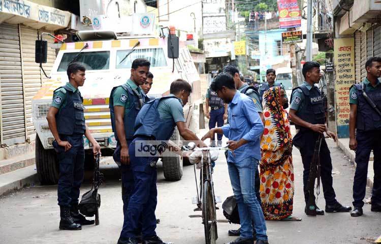 জঙ্গি অভিযানে খবর ছড়িয়ে পড়লে কল্যাণপুর ও মিরপুরজুড়ে আতঙ্ক ছড়িয়ে পড়ে। ছবি : বিপ্লব দিক্ষিৎ।