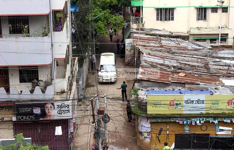 এই বাড়ির জঙ্গি আস্তানায় অভিযান চালালে এলাকাবাসীর মধ্যে আতঙ্ক ছড়িয়ে পড়ে। ছবি : বিপ্লব দিক্ষিৎ।