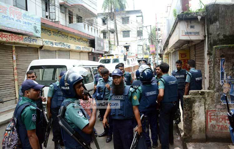 জঙ্গি আস্তানার খবর পেয়ে তাৎক্ষণিক ঘটনাস্থলে যায় র&zwnj;্যাব, সোয়াট ও ডিবির সদস্যেরা। ভোর সাড়ে ৫টায় যৌথবাহিনীর সদস্যেদের অংশগ্রহণে অপারেশন স্ট্রম ২৬ শুরু হয়। এ সময় গোলাগুলিতে ৯ জঙ্গি নিহত হয়। ছবি : বিপ্লব দিক্ষিৎ।