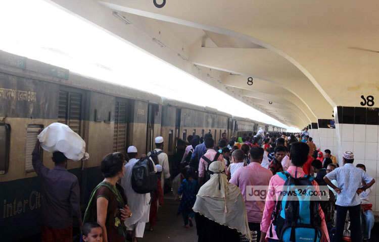 ঈদ করতে বাড়ি ছুটছে মানুষ। রাজধানীর কমলাপুর রেলওয়ে স্টেশন থেকে ঘরমুখী মানুষের ছবি ক্যামেরাবন্দি করেছেন আলোকচিত্রী বিপ্লব দিক্ষিৎ।