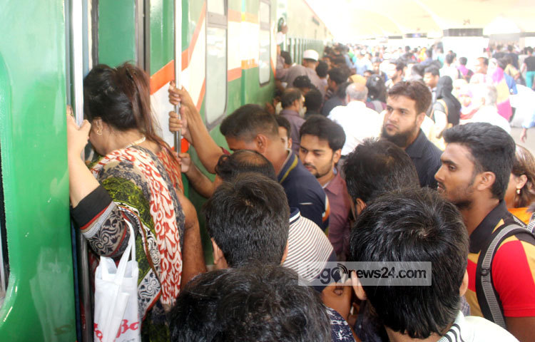 ট্রেনে ওঠার জন্য রীতিমত যুদ্ধ করতে হচ্ছে যাত্রীদের। টিকিট কাটার পরে ট্রেনের ওঠা যেন আরো এক লাড়াইয়ের নাম। ছবি : বিপ্লব দিক্ষিৎ।