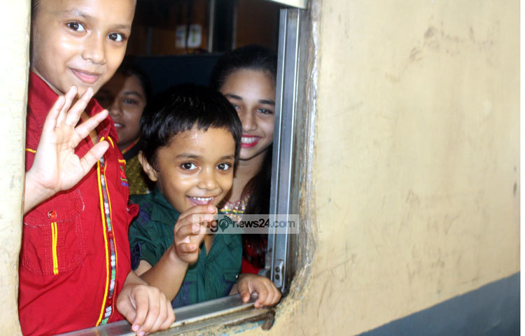 অভিভাবকের সঙ্গে গ্রামের বাড়িতে ঈদ করতে যাচ্ছে শিশুরা। তাদের সবার মুখে নির্মল হাসি। ছবি : বিপ্লব দিক্ষিৎ।