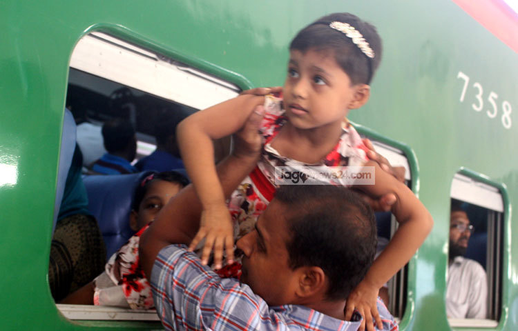 জীবনের ঝুঁকি নিয়ে কেউ ট্রেনে উঠছে। এই শিশুটিকে ট্রেনের জানালা দিয়ে ওঠানো হচ্ছে। এতে করে দুর্ঘটনা ঘটার সম্ভাবনা রয়েছে। ছবি : বিপ্লব দিক্ষিৎ।