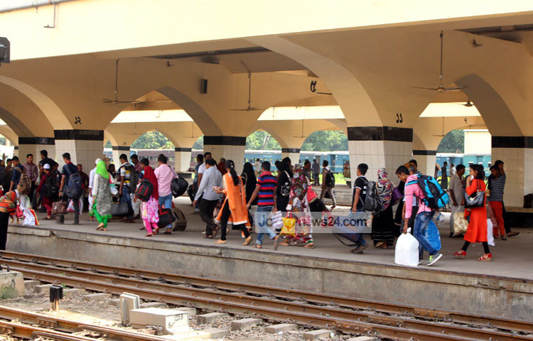 নারী, পুরুষ সবাই নাড়ির টানে বাড়ি ফিরছে। নিরাপদে বাড়ি ফিরতে পারা সবার একটাই প্রত্যাশা। ছবি : বিপ্লব দিক্ষিৎ।