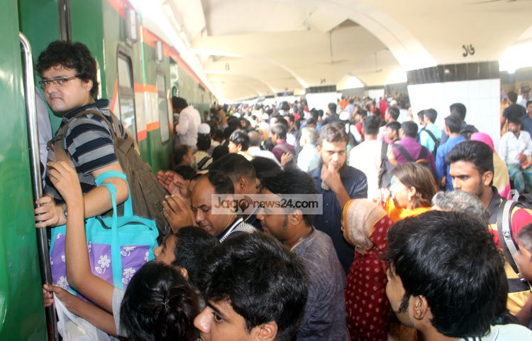 যে করেই হোক প্রিয়জনদের সঙ্গে ঈদ করতে বাড়ি যেতে হবে। তাই ট্রেনে ওঠার প্রাণপণ চেষ্টা করছে। ছবি : বিপ্লব দিক্ষিৎ।