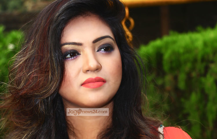 সবুজ প্রকৃতির বুকে অপলোক তাকিয়ে আছেন কর্ণিয়া। ছবি : এসডি প্রিন্স।