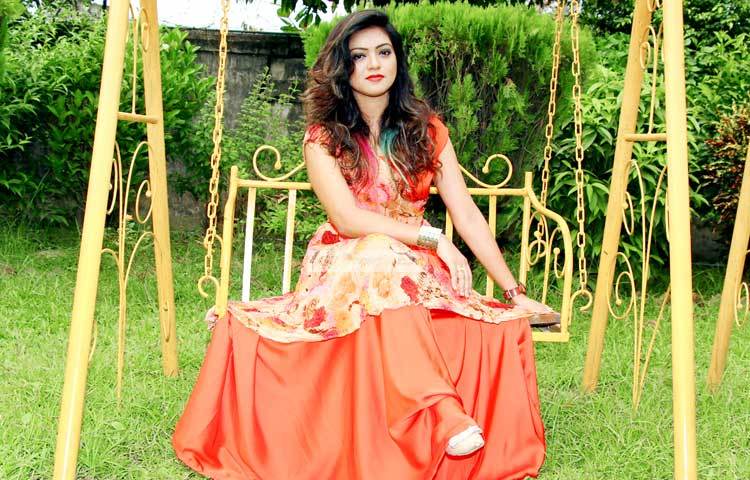 কর্ণিয়ার গানের হাতেখড়ি মায়ের কাছেই হয়েছিলো। তার মা সেলিনা আক্তারও গান করতেন। তাই তার মাও সব সময় চাইতেন মেয়ে একদিন খ্যাতিমান শিল্পী হবেন। ছবি : এসডি প্রিন্স।