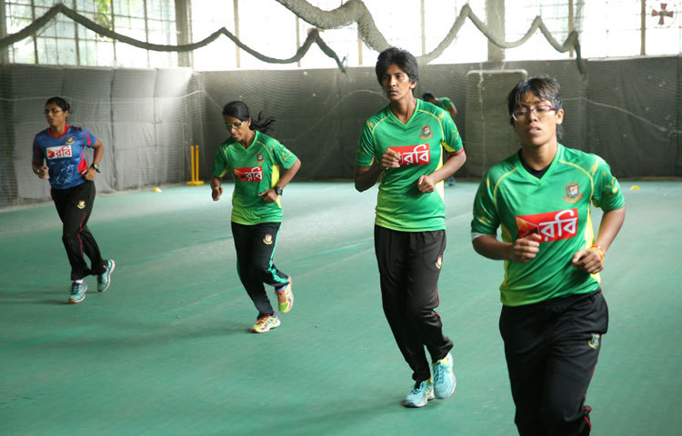 মিরপুর শেরেবাংলা স্টেডিয়ামের ইনডোরে ফিটনেস পরীক্ষা দিলেন প্রাথমিক স্কোয়াডে থাকা ২২ নারী ক্রিকেটার। ছবি : বিসিবি।