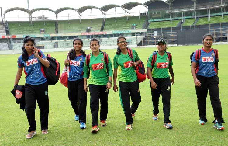 নারীদের এ ক্যাম্প তত্ত্বাবধানের দায়িত্ব পালন করছেন নারী দলের সহকারী কোচ আশিকুর রহমান ও ফিটনেস ট্রেনার ইফতেখারুল ইসলাম। ছবি : বিসিবি।