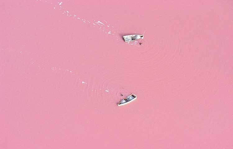 লেক রিটবা : সেনেগালের লেক রিটবা নামক বিস্ময়কর অবিশ্বাস্য স্থানটি সে দেশের অন্যতম পর্যটন এলাকা হিসেবে ঘোষণা করা হয়েছে।