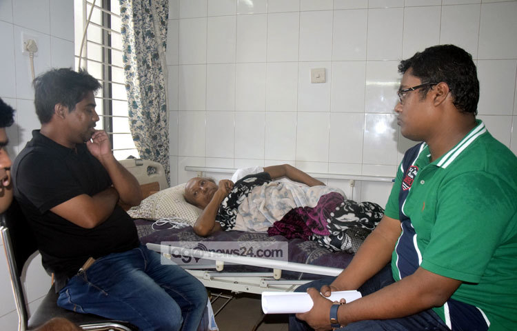 ফুসফুসের ক্যান্সারে আক্রান্ত কিংবদন্তি কণ্ঠশিল্পী ও মুক্তিযোদ্ধা লাকী আখন্দের পাশে দাঁড়িয়েছে প্রাণ-আরএফএল গ্রুপের সহযোগী প্রতিষ্ঠান প্রাণ ফুডস। ছবি : মাহবুব আলম।