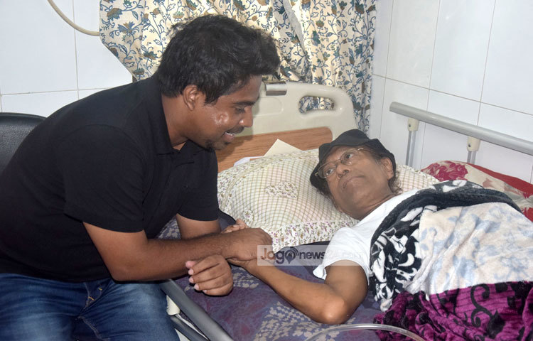 লাকী আখন্দের সঙ্গে কথঅ বলছেন নির্মাতা রেদওয়ান রনি। ছবি : মাহবুব আলম।