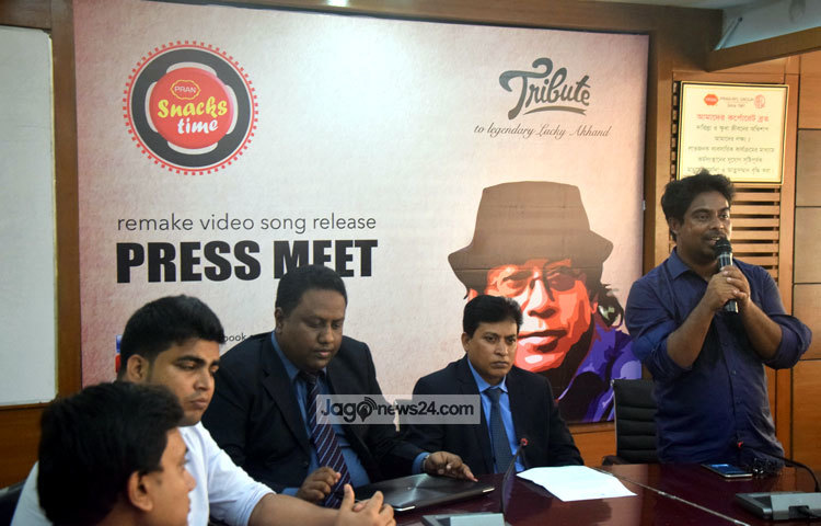 লাকী আখন্দের তিনটি গান হলো &lsquo;আবার এলো যে সন্ধ্যা&rsquo;, &lsquo;আমায় ডেকো না&rsquo; এবং &lsquo;আগে যদি জানতাম&rsquo;। এই তিনটি গানে নতুন করে সংগীতায়োজনের পাশাপাশি কণ্ঠ দিয়েছেন &lsquo;জেলখানার চিঠি&rsquo;খ্যাত গায়ক লিমন। ছবি : মাহবুব আলম।