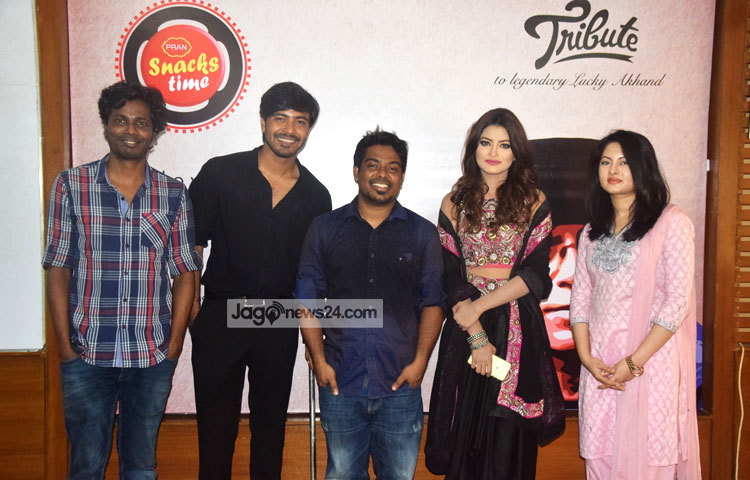 লাকী আখন্দের গানগুলোকে নিয়ে ভিডিও নির্মাণ করেছেন জনপ্রিয় তরুণ নির্মাতা রেদওয়ান রনি। ছবি : মাহবুব আলম।