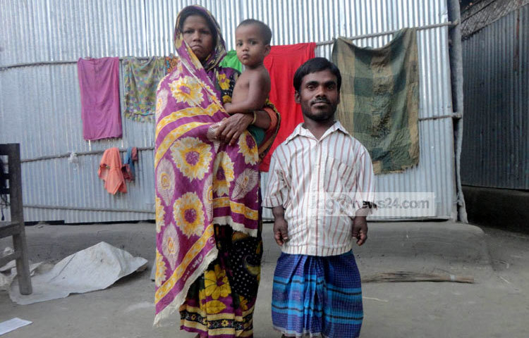 এই বামন পরিবারের বাবা-মা স্বাভাবিক হলেও ৪ ভাই-বোন জন্ম থেকেই প্রতিবন্ধী বামন। তাদের কথাবার্তা স্বাভাবিক হলেও শরীরের গঠন ও চলাচল অস্বাভাবিক। ছবি : রবিউল হাসান।