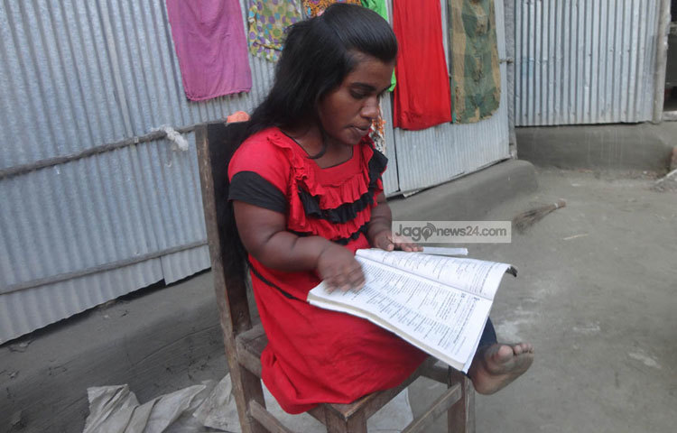 আবার কেউ চালিয়ে যাচ্ছে পড়াশোনা। কেউবা আবার গান শুনিয়ে আয় রোজগার করেন। ছবি : রবিউল হাসান।