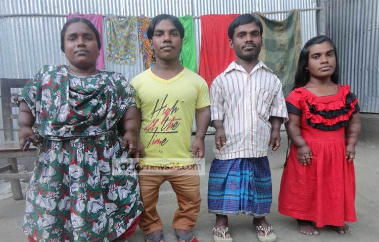 বামন পরিবারের সকলেই তাদের সংসারকে টিকিয়ে রাখার জন্য লড়াই করেই চলছেন। দারিদ্রতা আর প্রতিবন্ধীকে জয় করে চলছে ওদের সংসার। ছবি : রবিউল হাসান।