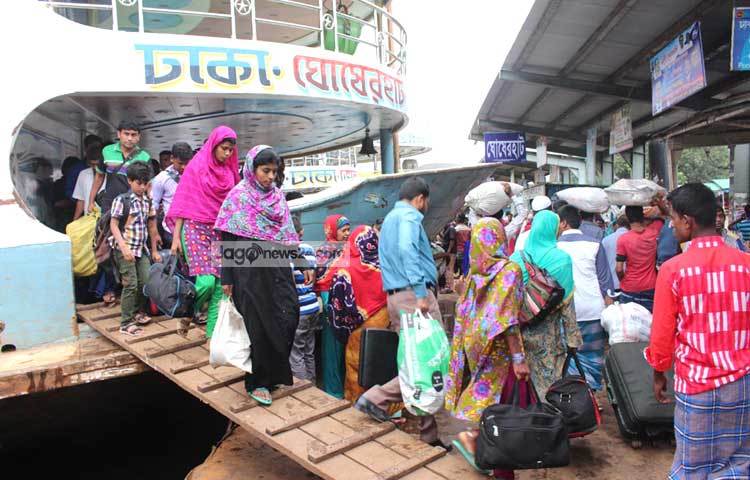 ঈদের দীর্ঘ ছুটির পরে লাখো মানুষ আবারও রাজধানীতে ফিরছে। সবাই ইট পাথরের এই শহরে যে যার মত কাজে মনোনিবেশ করবে। ঢাকা সদরঘাট থেকে এ ছবি ক্যামেরাবন্দি করেছেন বিপ্লব দিক্ষিৎ।