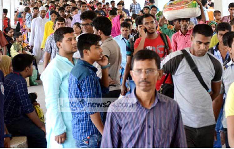 আজ রাজধানীর কমলাপুর রেলওয়ে স্টেশনে গিয়ে গ্রাম থেকে আসা মানুষের জনস্রোত লক্ষ্য করা গেছে। ছবি : বিপ্লব দিক্ষিৎ।