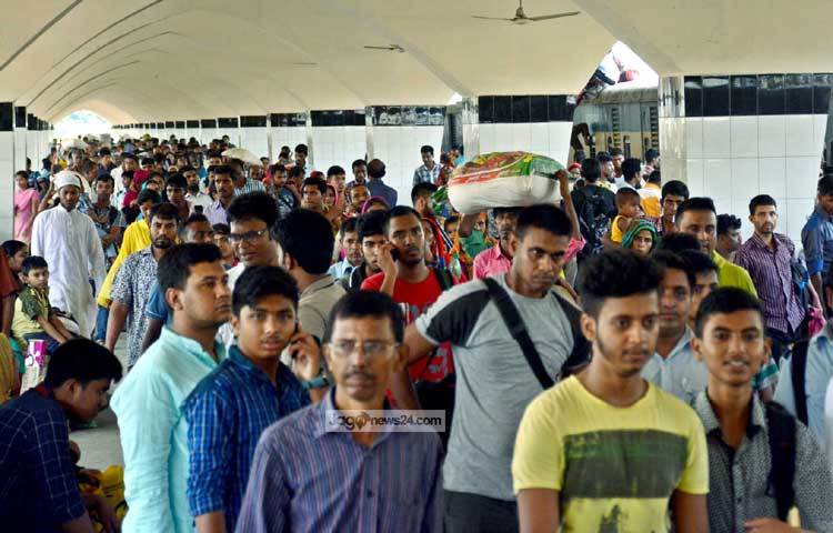 প্রিয়জনদের কাছ থেকে সবাই বিদায় নিয়ে এসেছেন চিরচেনা ব্যস্ত রাজধানীতে জীবন ও জীবীকার সন্ধানে। ছবি : বিপ্লব দিক্ষিৎ।