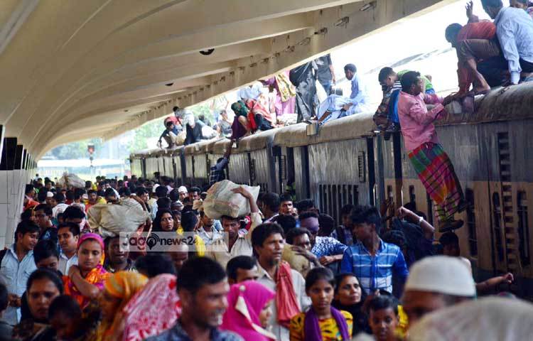 বাড়ি থেকে আসার সময়ও এই যাত্রীদের ট্রেনের ছাদে জায়গা জুটেছে। ছবি : বিপ্লব দিক্ষিৎ।