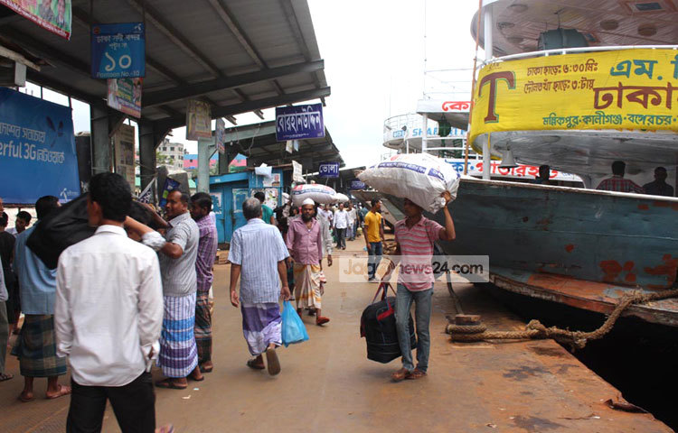 দেশের দক্ষিণাঞ্চল থেকে একের পর এক লঞ্চ আসছে। প্রতিটি লঞ্চেই সমানে যাত্রী বোঝাই। ছবি : বিপ্লব দিক্ষিৎ।