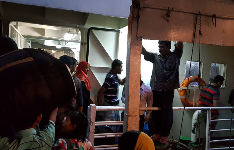 পিএস মাহসুদ স্টিমার থেকে পাঁচ জনের মরদেহ উদ্ধার করা হয়েছে। তবে নিহতদের পরিচয় এখন পর্যন্ত জানা সম্ভব হয়নি। এতে বেশ কয়েকজন আহত হয়েছেন।