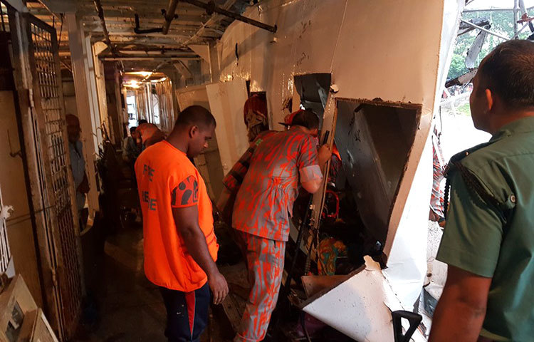 ঘটনাস্থলে থাকা বরিশাল নৌ-বন্দর পুলিশ ফাঁড়ির ইনচার্জ এসআই শফিকুল ইসলাম জাগো নিউজকে জানান, খবর পেয়ে নৌ-পুলিশ ও ফায়ার সাভির্সের কর্মীরা ঘটনাস্থলে পৌঁছে উদ্ধার কাজে অংশ নেয়।