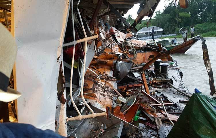 বরিশালের কীর্তনখোলা নদীতে যাত্রীবাহী লঞ্চ ও স্টিমারের মুখোমুখি সংঘর্ষে নারীসহ ৫ জন নিহত হয়েছেন। এসময় অন্তত আরো ১০ জন আহত হয়েছেন।