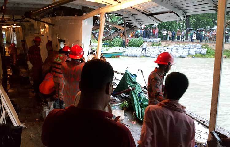 দেশজুড়ে বইছে ঈদ আনন্দের সুবাতাস। ঠিক সেই মুহূর্তে বরিশালের কীর্তনখোলা নদীতে যাত্রীবাহী লঞ্চ ও স্টিমারের মুখোমুখি সংঘর্ষে নারীসহ ৫ জন নিহতের সংবাদ সবার মনে বিষাদের ছায়া ফেলেছে।