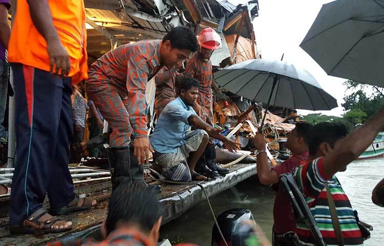 সোমবার ভোর সাড়ে ৪টার দিকে নদীর চরবাড়িয়া অংশে এ দুর্ঘটনা ঘটে। তবে তাৎক্ষণিকভাবে হতাহতদের পরিচয় জানা যায়নি। ফায়ার সার্ভিসের উদ্ধারকর্মীরা উদ্ধার কাজ চালাচ্ছেন।