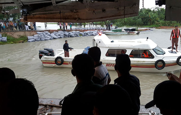 লঞ্চ ও স্টিমারের মুখোমুখি সংঘর্ষে হতাহতদের উদ্ধার কাজ চলছে। এই দুর্ঘটনা ঈদের ঘরমুখো যাত্রীদের মনে আতঙ্ক তৈরি করছে।